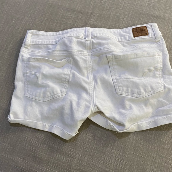 American Eagle Women’s Shorts in white. Women’s size 8 - Picture 11 of 16